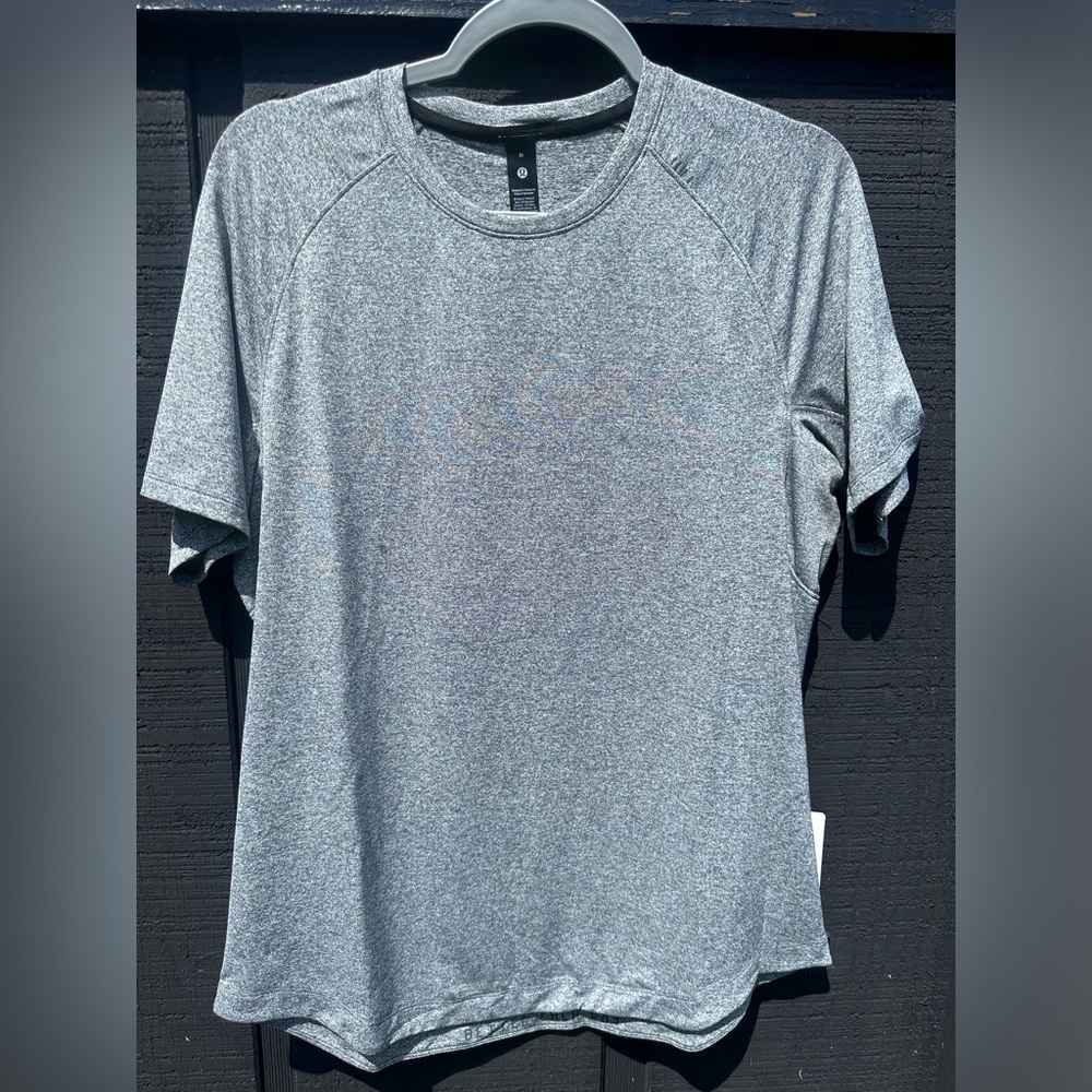 Lululemon License to Train Short-Sleeve Shirt Large